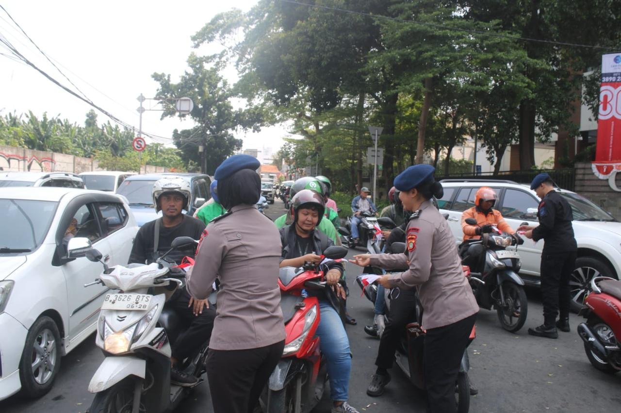 Pengendara sepeda motor antusias menerima bendera gratis