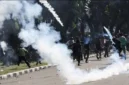 Polisi menembakkan gas air mata untuk membubarkan massa di Polres Metro Bekasi Kota, Minggu (31/8/2025). (Dok-Ilustrasi)