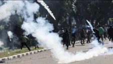 Polisi menembakkan gas air mata untuk membubarkan massa di Polres Metro Bekasi Kota, Minggu (31/8/2025). (Dok-Ilustrasi)