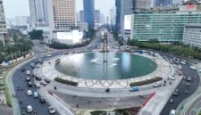 Petugas Disnakertransgi DKI Jakarta mengawasi pelaksanaan Work From Home (WFH) di salah satu perusahaan di Jakarta untuk memastikan keselamatan pekerja dan kelancaran operasional pasca aksi massa. (Dok-Pemprov DKI Jakarta)