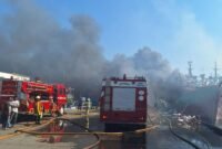 Petugas damkar Jakarta Utara memadamkan empat kapal yang terbakar di Pelabuhan Muara Baru, diduga akibat korsleting listrik, Sabtu (16/8/2025). (Dok-Damkar Jakut)