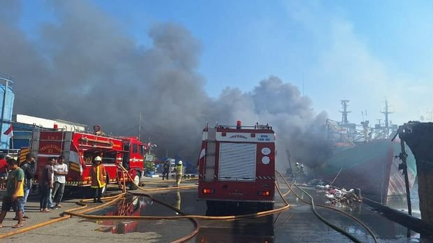 Petugas damkar Jakarta Utara memadamkan empat kapal yang terbakar di Pelabuhan Muara Baru, diduga akibat korsleting listrik, Sabtu (16/8/2025). (Dok-Damkar Jakut)