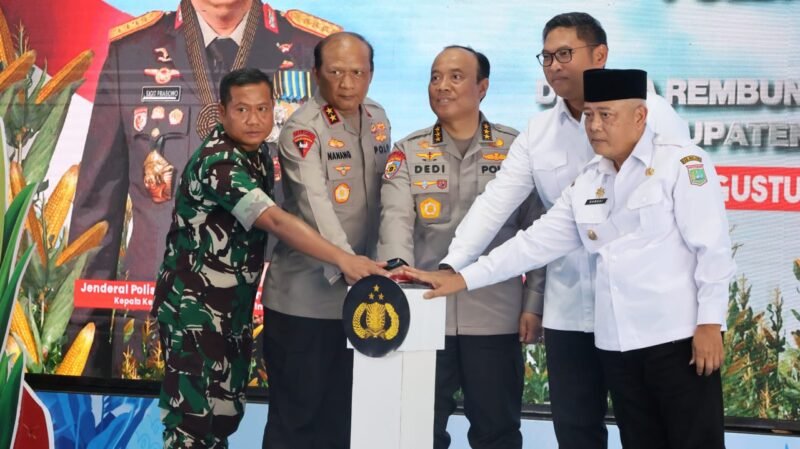Wakil Menteri Pertanian dan Irwasum Polri meresmikan pembangunan SPPG di Desa Rembun, Malang, Rabu (6/8/2025) - (Foto Istimewa)