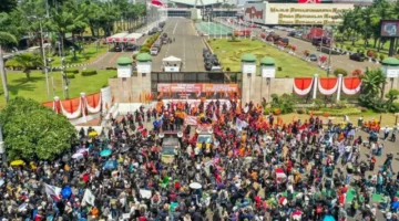 Ribuan buruh menggelar demonstrasi di depan Gedung DPR RI, Jakarta, hari ini. Polisi menyiagakan ribuan personel dan melakukan rekayasa arus lalu lintas untuk keamanan dan keselamatan. (Dok-Istimewa)