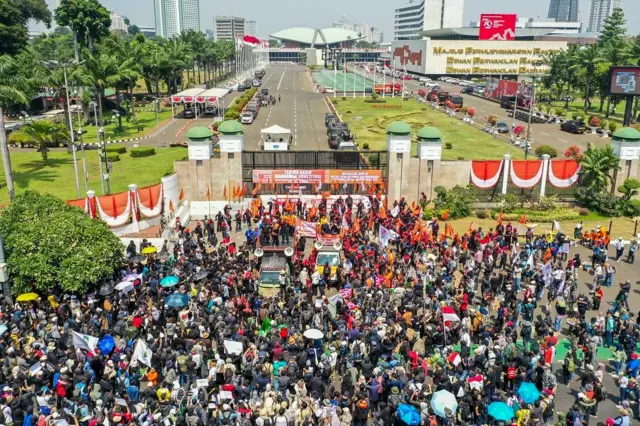 Ribuan buruh menggelar demonstrasi di depan Gedung DPR RI, Jakarta, hari ini. Polisi menyiagakan ribuan personel dan melakukan rekayasa arus lalu lintas untuk keamanan dan keselamatan. (Dok-Istimewa)