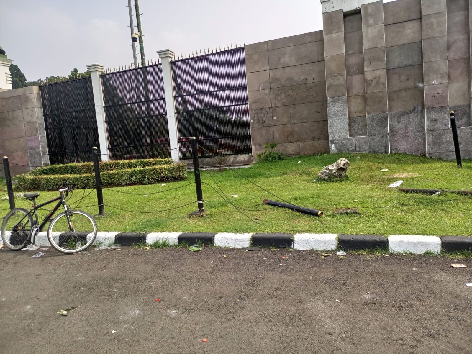 Sejumlah fasilitas umum mengalami kerusakan, mulai dari pagar kawat pengaman yang dirusak hingga separator busway yang dirobohkan.