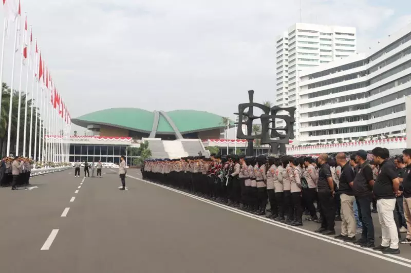 Kapolres Metro Jakarta Pusat Kombes Susatyo Purnomo Condro memimpin apel pengamanan 1.145 personel untuk demo Gemarak di depan DPR, Kamis (21/8/2025). (Dok-Humas Polres Jakpus)