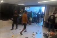 Suasana rumah Sahroni di Jakarta yang porak-poranda, kaca berserakan dan mobil mewah rusak parah setelah dijarah massa. (Dok-Istimewa)