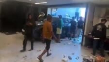 Suasana rumah Sahroni di Jakarta yang porak-poranda, kaca berserakan dan mobil mewah rusak parah setelah dijarah massa. (Dok-Istimewa)