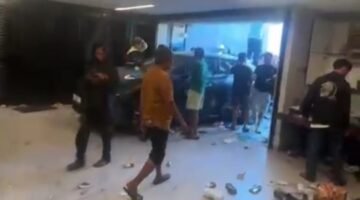 Suasana rumah Sahroni di Jakarta yang porak-poranda, kaca berserakan dan mobil mewah rusak parah setelah dijarah massa. (Dok-Istimewa)