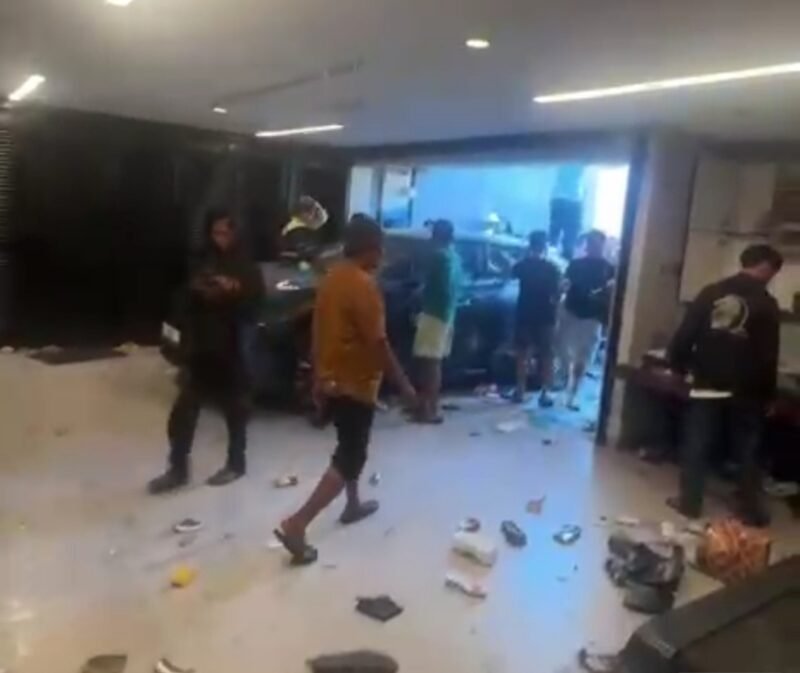 Suasana rumah Sahroni di Jakarta yang porak-poranda, kaca berserakan dan mobil mewah rusak parah setelah dijarah massa. (Dok-Istimewa)