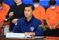 Direktur Tindak Pidana Siber Bareskrim Polri Brigjen Pol Himawan Bayu Aji saat memberikan keterangan pers terkait kasus laporan Ridwan Kamil. (Dok-Polri)
