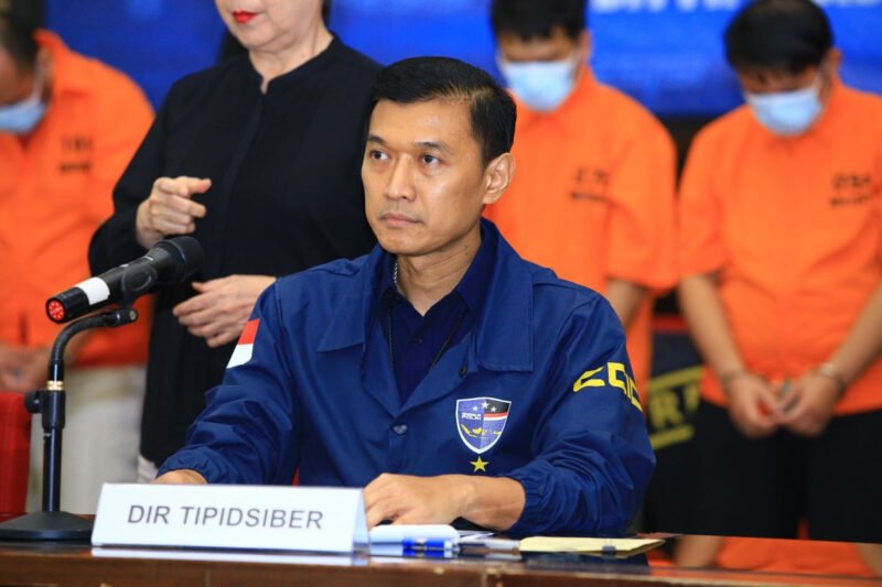 Direktur Tindak Pidana Siber Bareskrim Polri Brigjen Pol Himawan Bayu Aji saat memberikan keterangan pers terkait kasus laporan Ridwan Kamil. (Dok-Polri)
