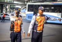 Petugas Dishub DKI Jakarta mengatur arus lalu lintas di Jalan TB Simatupang saat proyek pemasangan pipa air limbah berlangsung. (Dok-Istimewa)
