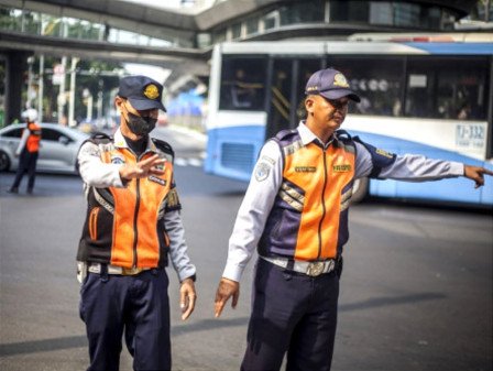 Petugas Dishub DKI Jakarta mengatur arus lalu lintas di Jalan TB Simatupang saat proyek pemasangan pipa air limbah berlangsung. (Dok-Istimewa)
