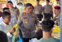 Wakapolda Metro Jaya Brigjen Pol Djati Wiyoto Abadhy membuka Gerakan Pangan Murah di Lapangan Presisi Ditlantas Polda Metro Jaya, memberikan akses beras murah bagi masyarakat menjelang HUT ke-80 RI. (Dok-Humas PMJ)
