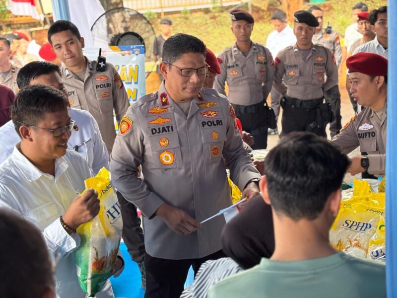Wakapolda Metro Jaya Brigjen Pol Djati Wiyoto Abadhy membuka Gerakan Pangan Murah di Lapangan Presisi Ditlantas Polda Metro Jaya, memberikan akses beras murah bagi masyarakat menjelang HUT ke-80 RI. (Dok-Humas PMJ)
