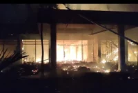 Kobaran api membumbung tinggi di Gedung DPRD Kota Kediri, Sabtu (30/8/2025). (Dok-Istimewa)