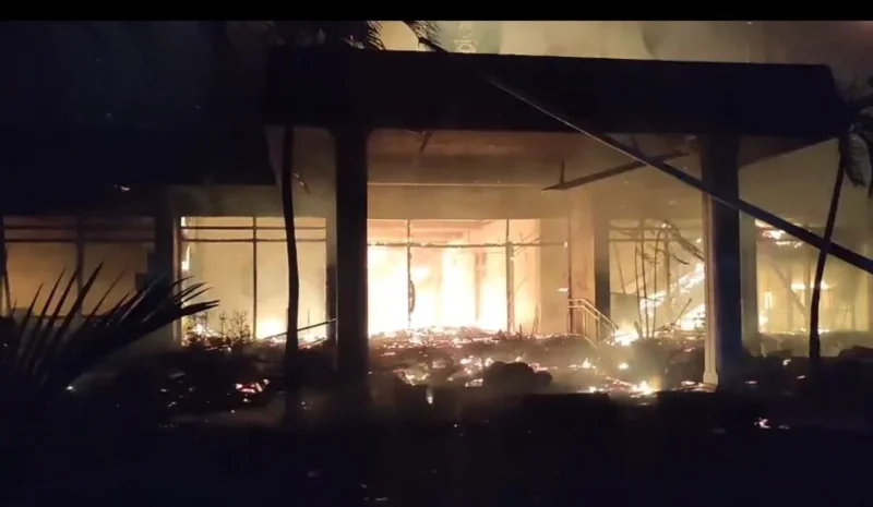 Kobaran api membumbung tinggi di Gedung DPRD Kota Kediri, Sabtu (30/8/2025). (Dok-Istimewa)
