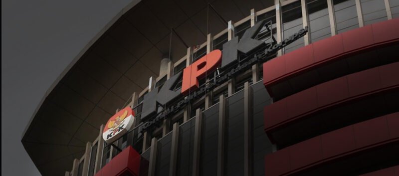 Petugas KPK melakukan penggeledahan di salah satu kantor penyelenggara haji di Jakarta terkait dugaan korupsi kuota haji 2024. (Dok-Istimewa)