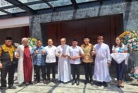 Bupati Bekasi Ade Kuswara Kunang bersama Romo Antonius Suhardi dalam peresmian Gereja Ibu Paroki Teresa, Cikarang. (Foto-San)
