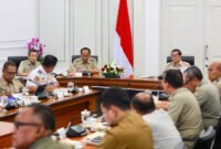 Gubernur DKI Jakarta Pramono Anung memimpin rapat terbatas di Balai Kota membahas solusi kemacetan Jalan TB Simatupang, Sabtu (23/8/2025). (Dok-Humas DKI Jakarta)