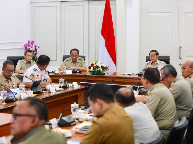 Gubernur DKI Jakarta Pramono Anung memimpin rapat terbatas di Balai Kota membahas solusi kemacetan Jalan TB Simatupang, Sabtu (23/8/2025). (Dok-Humas DKI Jakarta)
