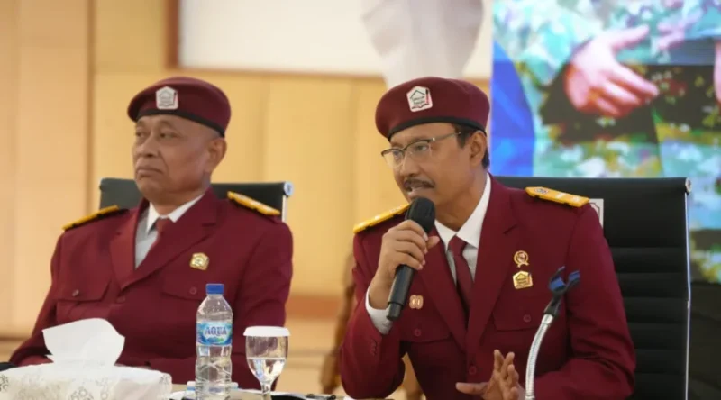 Mensos Gus Ipul berbincang dengan para guru Sekolah Rakyat usai memastikan target 165 titik beroperasi penuh September 2025. (Dok-Istimewa)