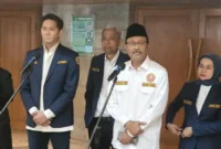 Menteri Sosial Gus Ipul meninjau asesmen keluarga balita Raya (3) yang meninggal di Sukabumi. Kemensos menyiapkan pendampingan dan perlindungan sosial di sentra Sukabumi.