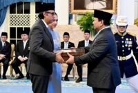Presiden Prabowo Subianto menyerahkan Bintang Republik Indonesia Utama kepada keluarga almarhum Jenderal Hoegeng Iman Santoso dan Aloysius Benedictus Mboi di Istana Negara, Senin (25/8/2025). (Dok-Setneg)