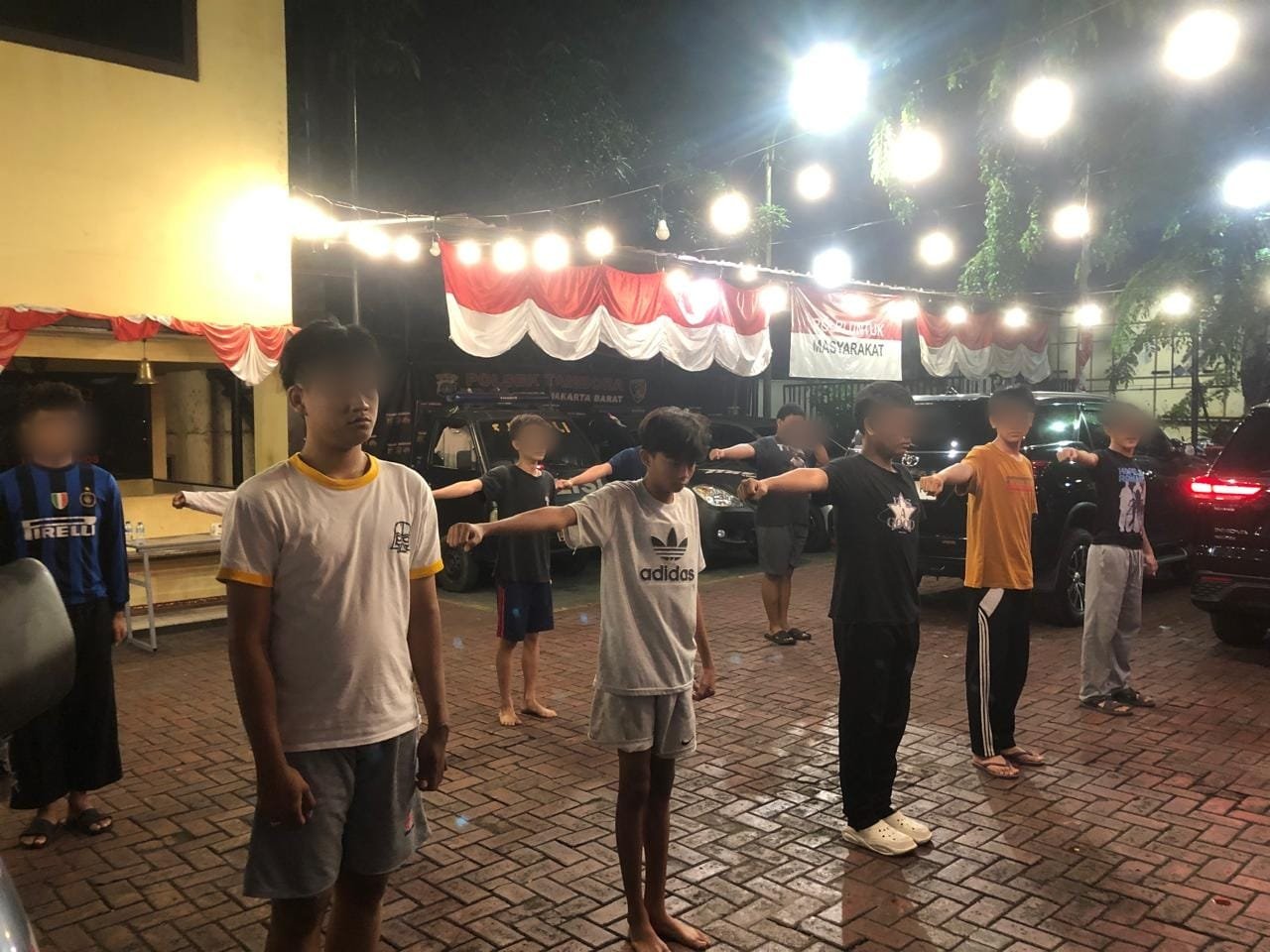 Polsek Tambora Jakarta Barat membina 10 remaja tawuran melalui pesantren kilat selama sepekan. Program ini fokus pada disiplin, fisik, dan rohani.