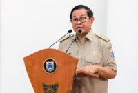 Gubernur DKI Jakarta Pramono Anung memberikan keterangan pers di Balai Kota terkait rencana perluasan program sekolah swasta gratis, Jumat (15/8/2025). (Dok-Humas DKI Jakarta)