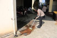Polwan Polres Metro Bekasi Kota melaksanakan bakti religi di Masjid Al-Mukmin, Medan Satria, Bekasi, dalam rangka memperingati HUT Polwan ke-77, Selasa (26/8/2025). (Dok-Humas Polres Bekasi Kota)