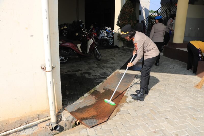 Polwan Polres Metro Bekasi Kota melaksanakan bakti religi di Masjid Al-Mukmin, Medan Satria, Bekasi, dalam rangka memperingati HUT Polwan ke-77, Selasa (26/8/2025). (Dok-Humas Polres Bekasi Kota)