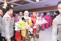 Ibu Lina Karyoto secara resmi menyerahkan tugas Ibu Asuh Polwan Polda Metro Jaya kepada Ibu Indah Asep Edi Suheri dalam prosesi khidmat, Rabu (20/8/2025). (Dok-Humas PMJ)