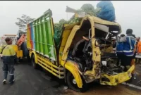 Ilustrasi kecelakaan maut di Tol JORR KM 42.800 Jatiasih, Bekasi, yang melibatkan truk tronton dan light truck bermuatan gas elpiji. (Dok-Istimewa)