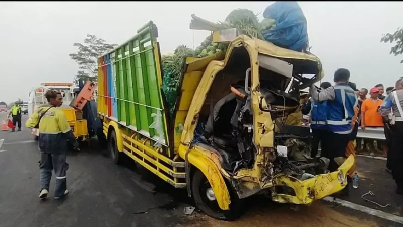 Ilustrasi kecelakaan maut di Tol JORR KM 42.800 Jatiasih, Bekasi, yang melibatkan truk tronton dan light truck bermuatan gas elpiji. (Dok-Istimewa)