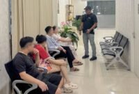 Petugas Ditjen Imigrasi saat melakukan operasi di klinik kecantikan Pantai Indah Kapuk, Jakarta Utara, menangkap WN Vietnam yang diduga menyalahgunakan izin tinggal, Kamis (14/8/2025). (Dok-Istimewa)