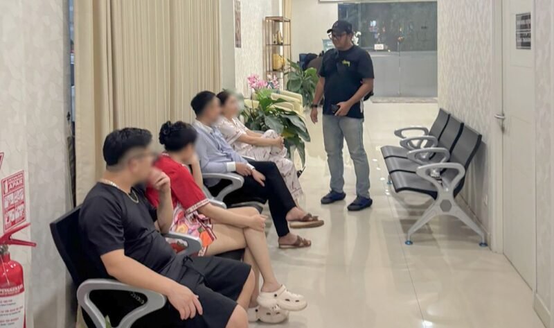 Petugas Ditjen Imigrasi saat melakukan operasi di klinik kecantikan Pantai Indah Kapuk, Jakarta Utara, menangkap WN Vietnam yang diduga menyalahgunakan izin tinggal, Kamis (14/8/2025). (Dok-Istimewa)