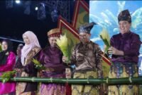 Acara HUT ke-68 Provinsi Riau dihadiri Komjen Mohammad Iqbal, Gubernur Riau Abdul Wahid, Menteri Kebudayaan RI Fadli Zon dan mantan Gubernur, Jumat (8/8/2025) (Dok-Istimewa)
