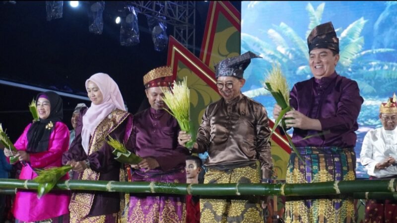 Acara HUT ke-68 Provinsi Riau dihadiri Komjen Mohammad Iqbal, Gubernur Riau Abdul Wahid, Menteri Kebudayaan RI Fadli Zon dan mantan Gubernur, Jumat (8/8/2025) (Dok-Istimewa)
