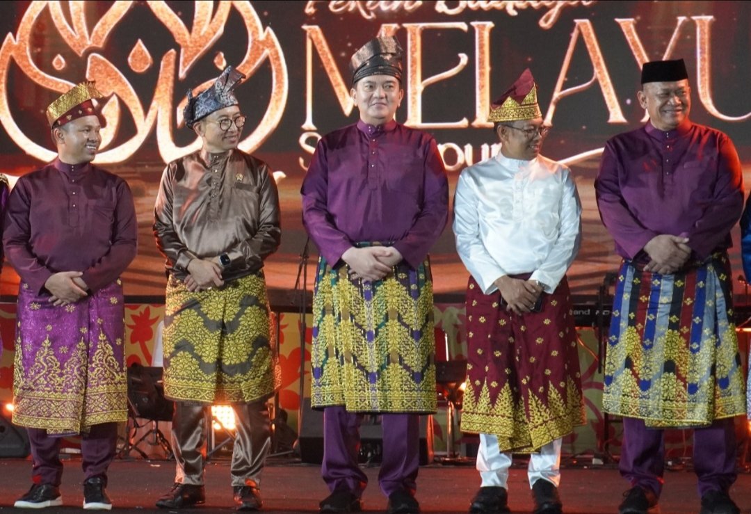 Komjen Mohammad Iqbal bersama Gubernur Riau Abdul Wahid, Menteri Kebudayaan RI Fadli Zon mengenakan baju Melayu ungu lengkap dengan tanjak dan songket emas saat menghadiri Hari Jadi ke-68 Provinsi Riau di Pekanbaru, Jumat (9/8/2025). (Dok-Istimewa)