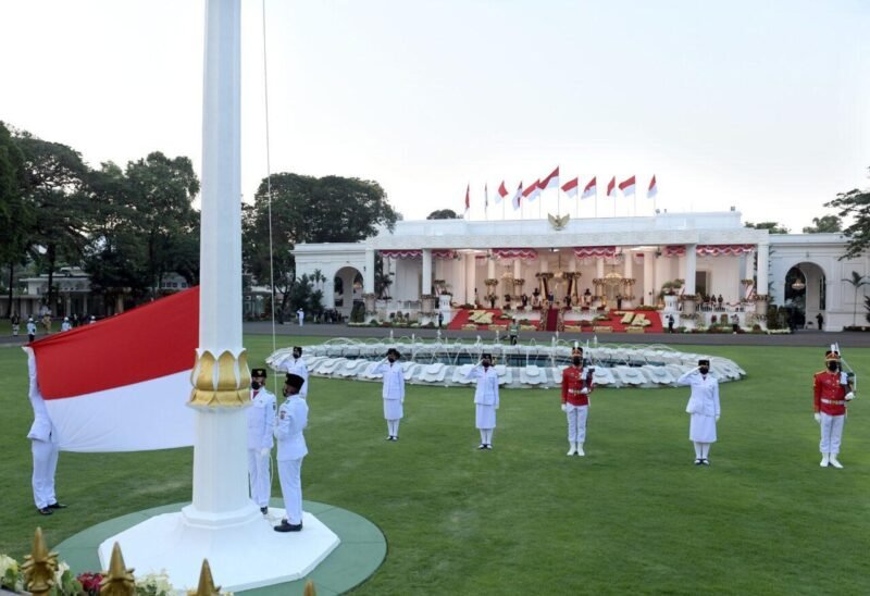 Masyarakat menukarkan undangan fisik untuk upacara HUT RI ke-80 di Istana Merdeka, Jakarta, untuk ikut merayakan kemerdekaan secara langsung. (Dok-Sesneg)