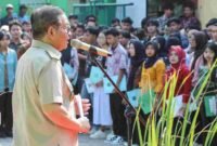 Gubernur DKI Jakarta Pramono Anung menyerahkan bantuan pemutihan ijazah secara simbolis kepada siswa di SMA Islam Said Naum, Jakarta Pusat, Kamis (21/8/2025). (Dok-Humas DKI Jakarta)