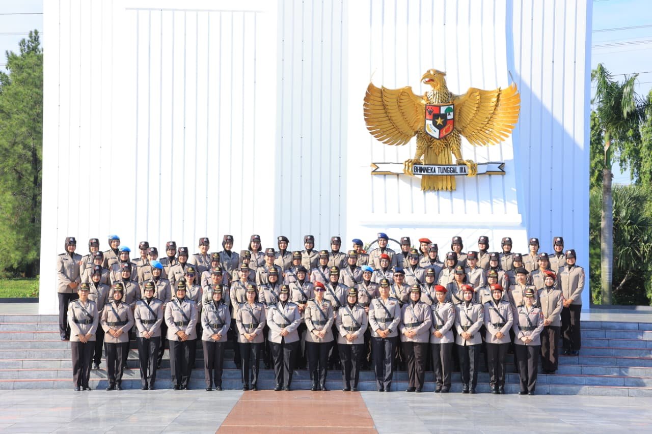 Polwan Mabes Polri ziarah dan tabur bunga di TMP. Kalibata di HUT ke-77 Polwan RI. Kegiatan ini menjadi wujud penghormatan dan refleksi pengabdian.