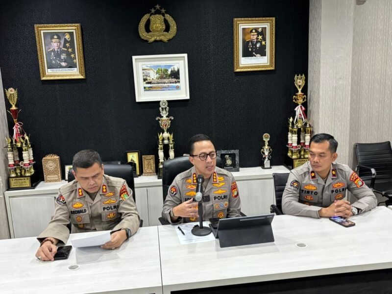 Kabid Humas Polda Metro Jaya Kombes Ade Ary Syam Indradi memberikan keterangan pers soal dugaan provokasi dalam aksi demo DPR/MPR. (Dok-PMJ)