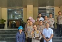Polisi mengamankan ratusan orang dalam aksi unjuk rasa di sekitar Gedung DPR RI, Jakarta. Dari total 351 orang, 196 di antaranya anak di bawah umur, Senin (25/8/2025). (Dok-Humas PMJ)