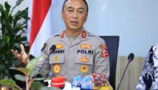 Kapolri Jenderal Pol. Listyo Sigit Prabowo bersama Irjen Pol. Sandi Nugroho dan jajaran TNI-Polri saat rapat koordinasi untuk menindaklanjuti aksi anarkis dan menjaga keamanan masyarakat. (Dok-Polri)