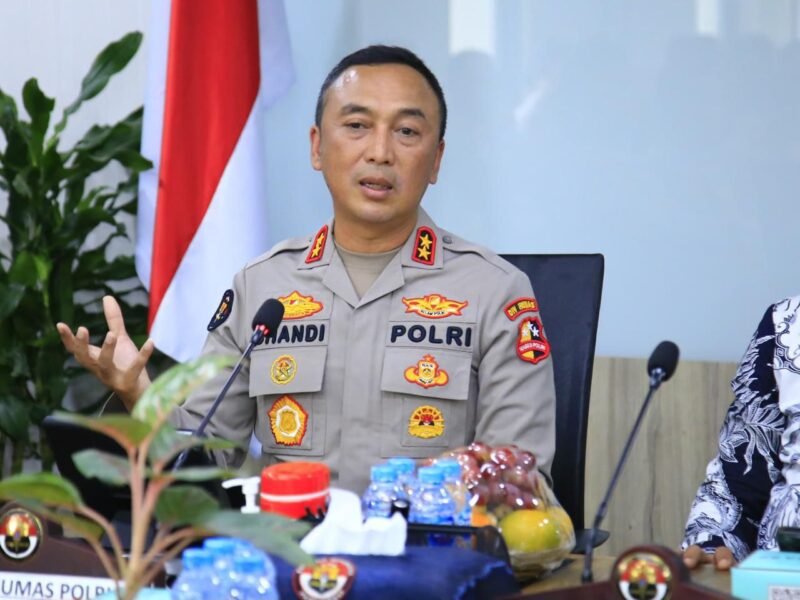 Kapolri Jenderal Pol. Listyo Sigit Prabowo bersama Irjen Pol. Sandi Nugroho dan jajaran TNI-Polri saat rapat koordinasi untuk menindaklanjuti aksi anarkis dan menjaga keamanan masyarakat. (Dok-Polri)