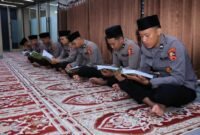 Personel Divhumas Polri mengikuti pengajian dan khataman Al-Qur’an rutin di Mushola lantai 3 Gedung Humas Polri, Jakarta, Senin (25/8/2025). (dok-Polri)